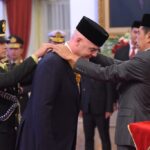 Presiden Jokowi menganugerahkan tanda kehormatan Bintang Jasa Pratama kepada Presiden FIFA Giovanni Infantino, di Istana Negara, Jakarta, Jumat (10/11/2023). (Foto: Humas Setkab/Agung) Read more: https://setkab.go.id/terima-tanda-kehormatan-dari-presiden-jokowi-presiden-fifa-kehormatan-bagi-saya/