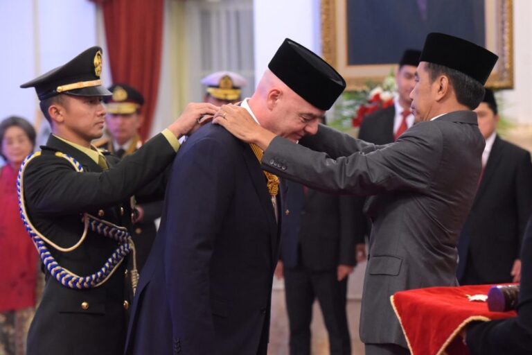 Presiden Jokowi menganugerahkan tanda kehormatan Bintang Jasa Pratama kepada Presiden FIFA Giovanni Infantino, di Istana Negara, Jakarta, Jumat (10/11/2023). (Foto: Humas Setkab/Agung)  Read more: https://setkab.go.id/terima-tanda-kehormatan-dari-presiden-jokowi-presiden-fifa-kehormatan-bagi-saya/