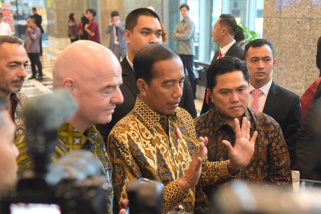 Presiden Jokowi bersama Presiden FIFA Gianni Infantino dan Ketua PSSI Erick Thohir memberikan keterangan pers usai Peresmian Kantor FIFA di Jakarta, Jumat (10/11/2023). (Foto: Humas Setkab/Agung) Read more: https://setkab.go.id/presiden-jokowi-tegaskan-komitmen-transformasi-sepak-bola-indonesia/