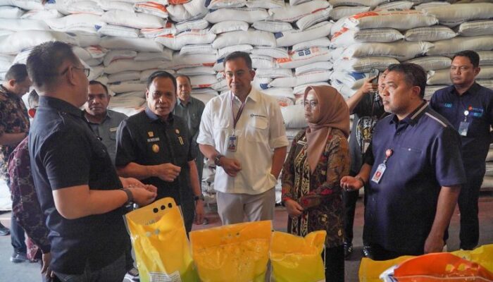 Pastikan Pasokan Beras Tercukupi Jelang Ramadhan, Wagub Mamun Amir Turun Langsung Ke Gudang Bulog