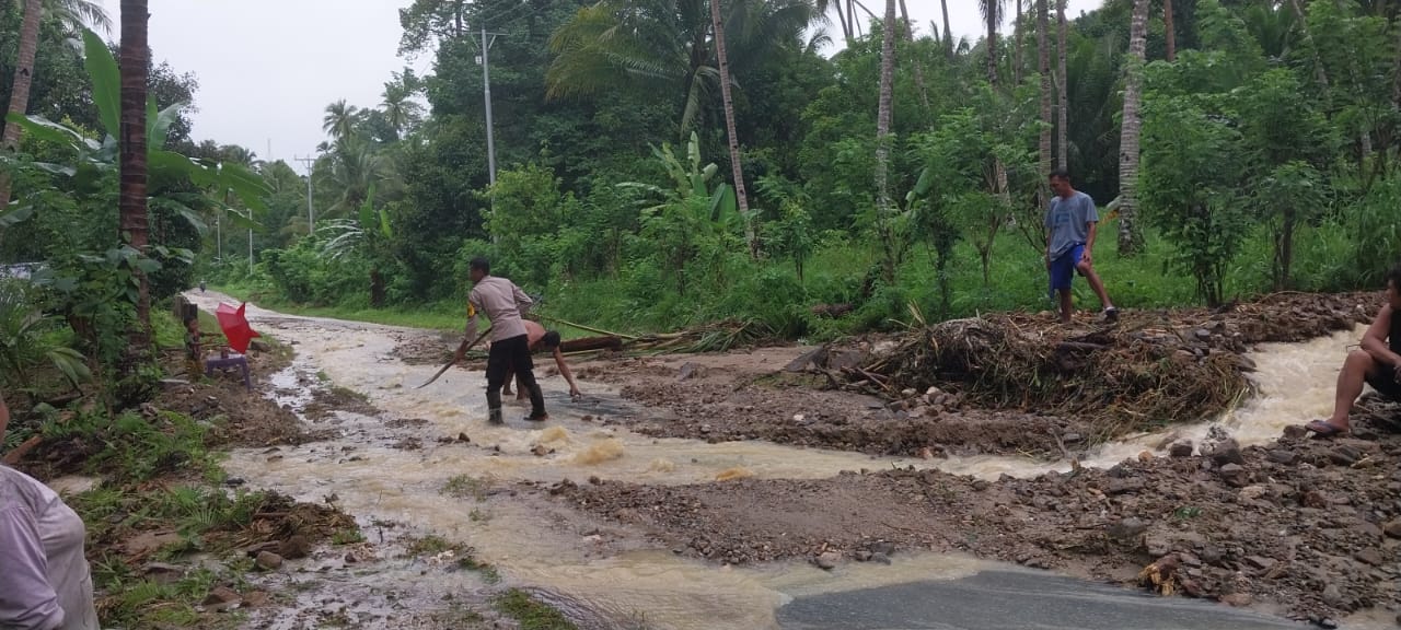 Nampak Anggota Polsek Liang Sedang Membersihkan Sisa Material Longsor 