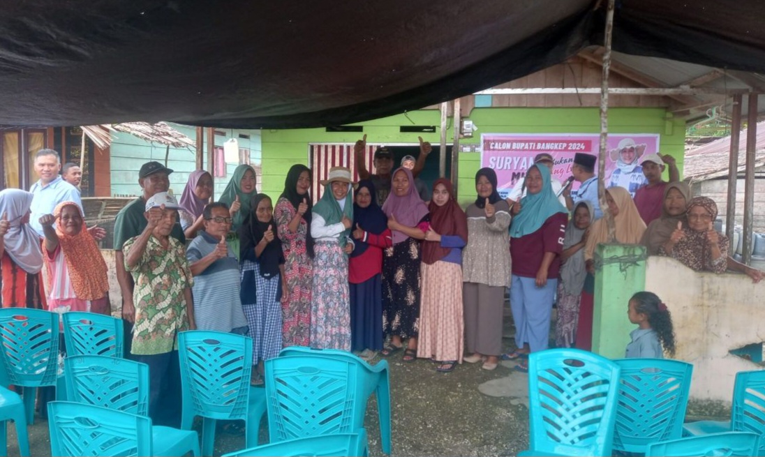 Bersama masyarakat di Kecamatan Tinangkung Selatan, Nampak sejumlah masyarakat antusias bersilaturahmi bersama bakal calon Bupati Fatiyah Suryani Mile (Foto: Abdul Aimang/Banggai Today)