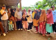 Hj. Fatiyah Suryani Mile Hadiri Penanaman Bibit Nilam di Desa Tobing