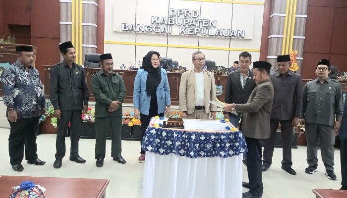 Ketua DPRD Bangkep Serahkan SK Pansus atas LHP BPK RI