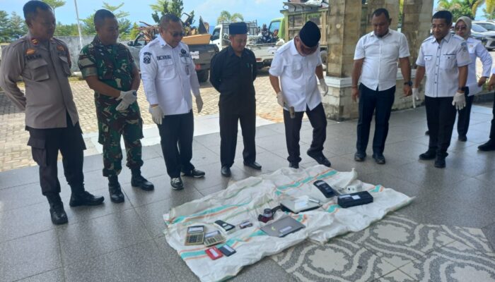 Wujudkan Good Governance, Kapolsek Tinangkung Kawal Pemusnahan Aset Daerah Bangkep