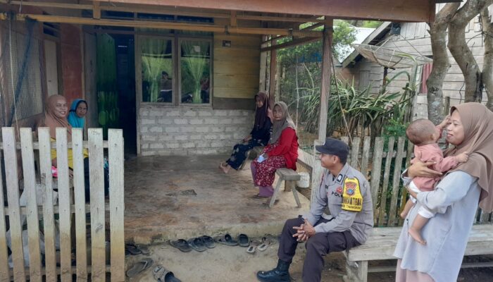 Pererat Silaturahmi, Bhabinkamtibmas Polsek Tinangkung Sambangi Warga Dusun III Kauwalu