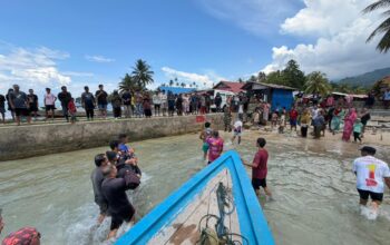 Polres Bangkep Evakuasi Warga Desa Pelinglalomo yang Hilang di Perairan Pulau Tikus