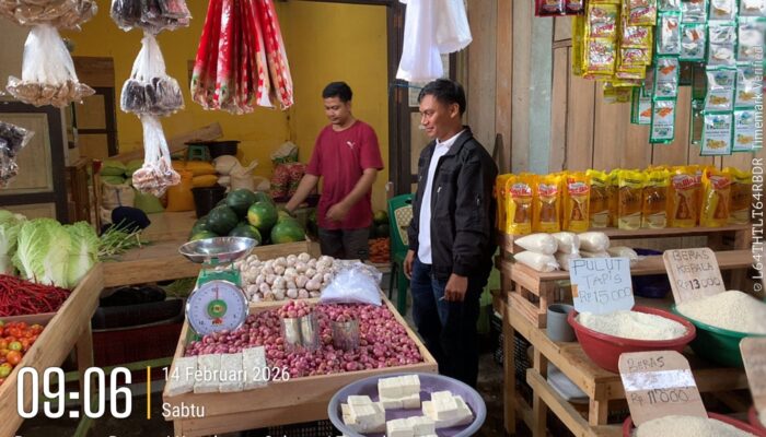 Pastikan Harga Sesuai HET, Sat Reskrim Polres Bangkep Pantau Harga Sembako di Pasar Salakan