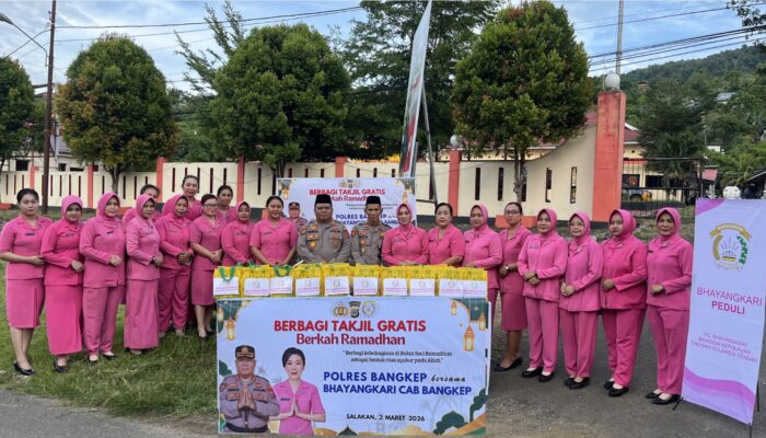Momen Ramadan, Kapolres Bangkep Pimpin Langsung Aksi Sosial Bagi Takjil di Jalan Bhayangkara