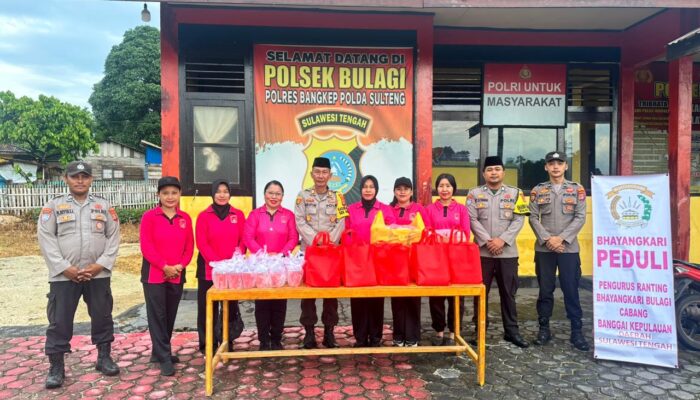 Senyum Ramadhan: Kapolsek Bulagi dan Bhayangkari Berbagi Takjil untuk Pengendara Jalan