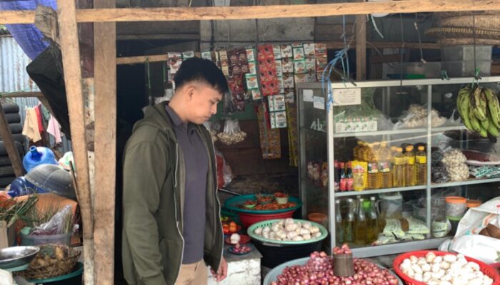 Polres Bangkep Pantau Harga Sembako di Pasar Salakan, Pastikan Stok Aman dan Stabil