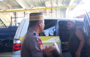 Respon Cepat, Personel Polres Bangkep Evakuasi Bayi Penderita Hidrosefalus ke RSUD Luwuk