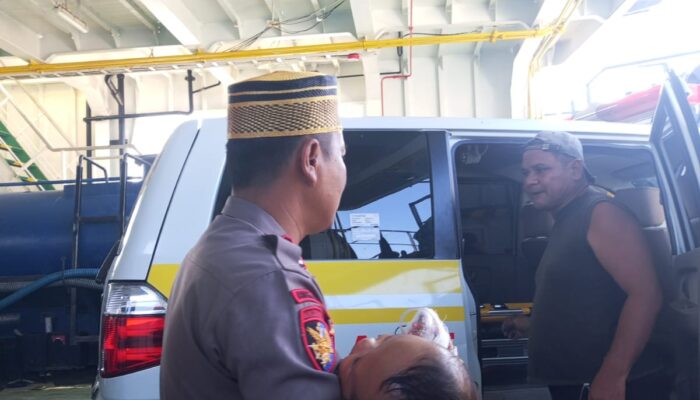 Respon Cepat, Personel Polres Bangkep Evakuasi Bayi Penderita Hidrosefalus ke RSUD Luwuk