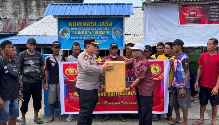 Peringati Hari Buruh, Kapolres Bangkep Pimpin Patroli Dialogis dan Bantuan Sosial di Salakan