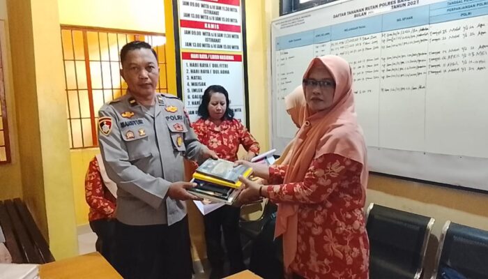 Dukung Pojok Baca, DWP Sat Pol PP dan Damkar Serahkan Buku ke Sat Tahti Polres Bangkep