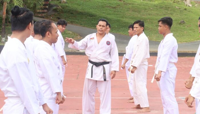 Jelang UKP, Kasat Narkoba Polres Bangkep Uji Kemampuan Bela Diri Personel