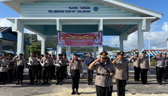 Kapolres Bangkep Pimpin Upacara Tabur Bunga HUT Bhayangkara ke-80 di Pelabuhan Rakyat