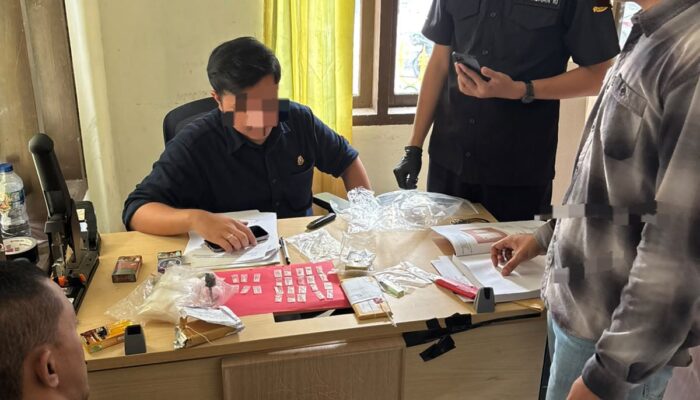Satresnarkoba Polres Banggai Kepulauan Serahkan Tersangka Narkoba Tahap II ke Kejaksaan