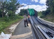 Mobil Material Terbalik di Peling Tengah, Personel Polsek Liang Amankan Arus Lalu Lintas