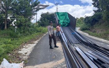 Mobil Material Terbalik di Peling Tengah, Personel Polsek Liang Amankan Arus Lalu Lintas
