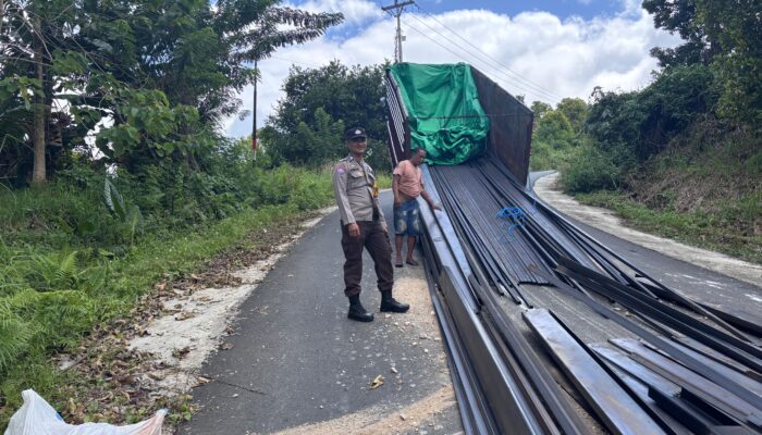 Mobil Material Terbalik di Peling Tengah, Personel Polsek Liang Amankan Arus Lalu Lintas