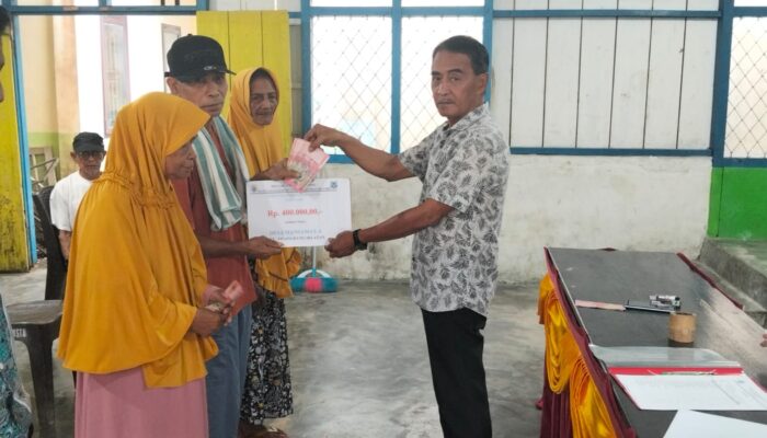 Kades Mansamat A Salurkan BLT ke 24 KPM