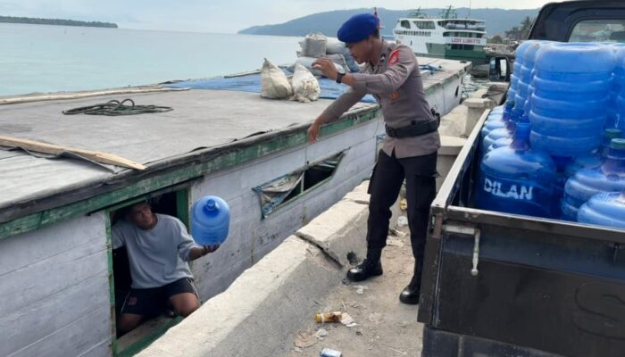 Tingkatkan Pelayanan Publik, Satpolairud Polres Banggai Kepulauan Hadir Dampingi Aktivitas Masyarakat Pelabuhan
