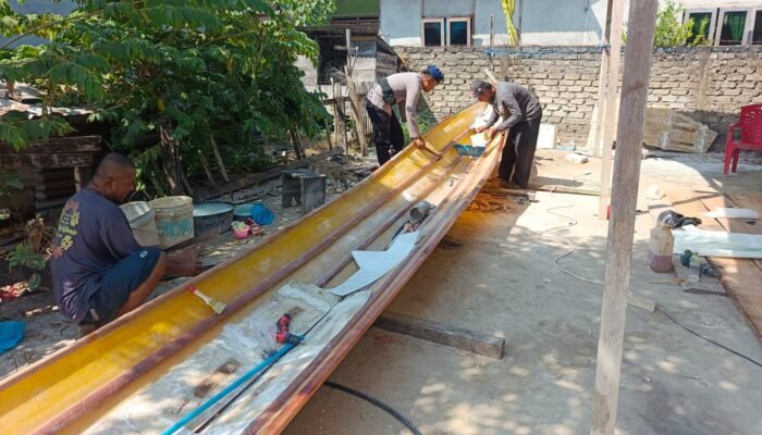 Wujudkan Polisi Penolong, Satpolairud Polres Banggai Kepulauan Bantu Warga Buat Perahu