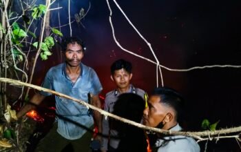 Cepat Tanggap, Personel Polres Bangkep dan Polsek Tinangkung Padamkan Kebakaran Lahan Warga di Desa Baka