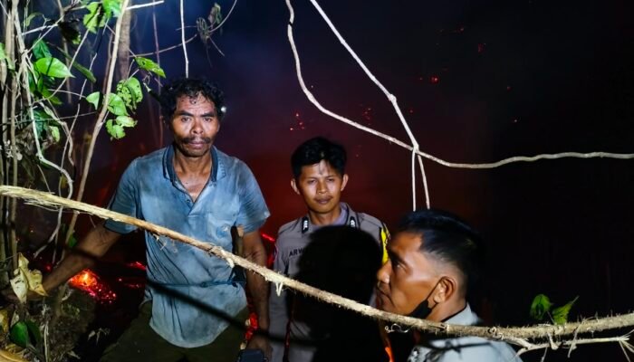 Cepat Tanggap, Personel Polres Bangkep dan Polsek Tinangkung Padamkan Kebakaran Lahan Warga di Desa Baka