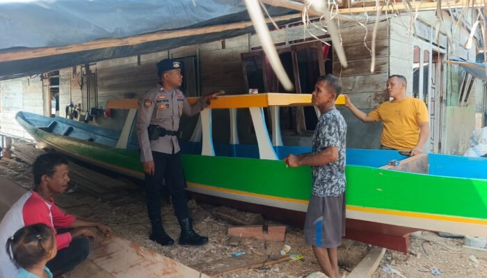 Satpolairud Polres Bangkep Gencarkan Edukasi Keselamatan dan Larangan Illegal Fishing di Desa Bongganan