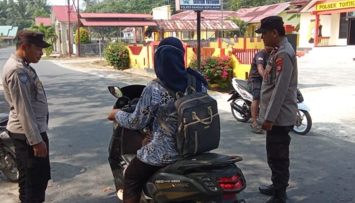 Cegah Karhutla dan Tertibkan Pengendara, Polsek Totikum Gencarkan Strong Point dan Imbauan Warga