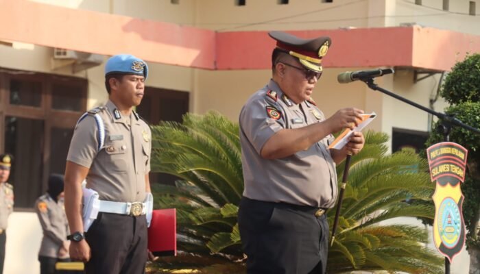 Kapolres Bangkep Ronaldus Karurukan Pimpin Upacara PTDH 4 Personel Terlibat Narkotika dan Desersi