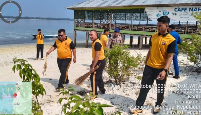 Polres Banggai Kepulauan Gelar Green Policing, Bersihkan Pantai Wisata Kautu Bersama Warga